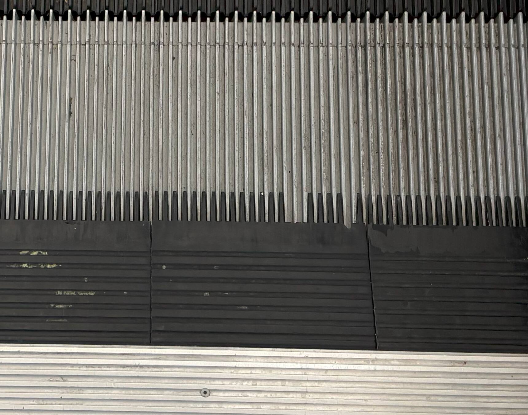 img-broken-comb-teeth