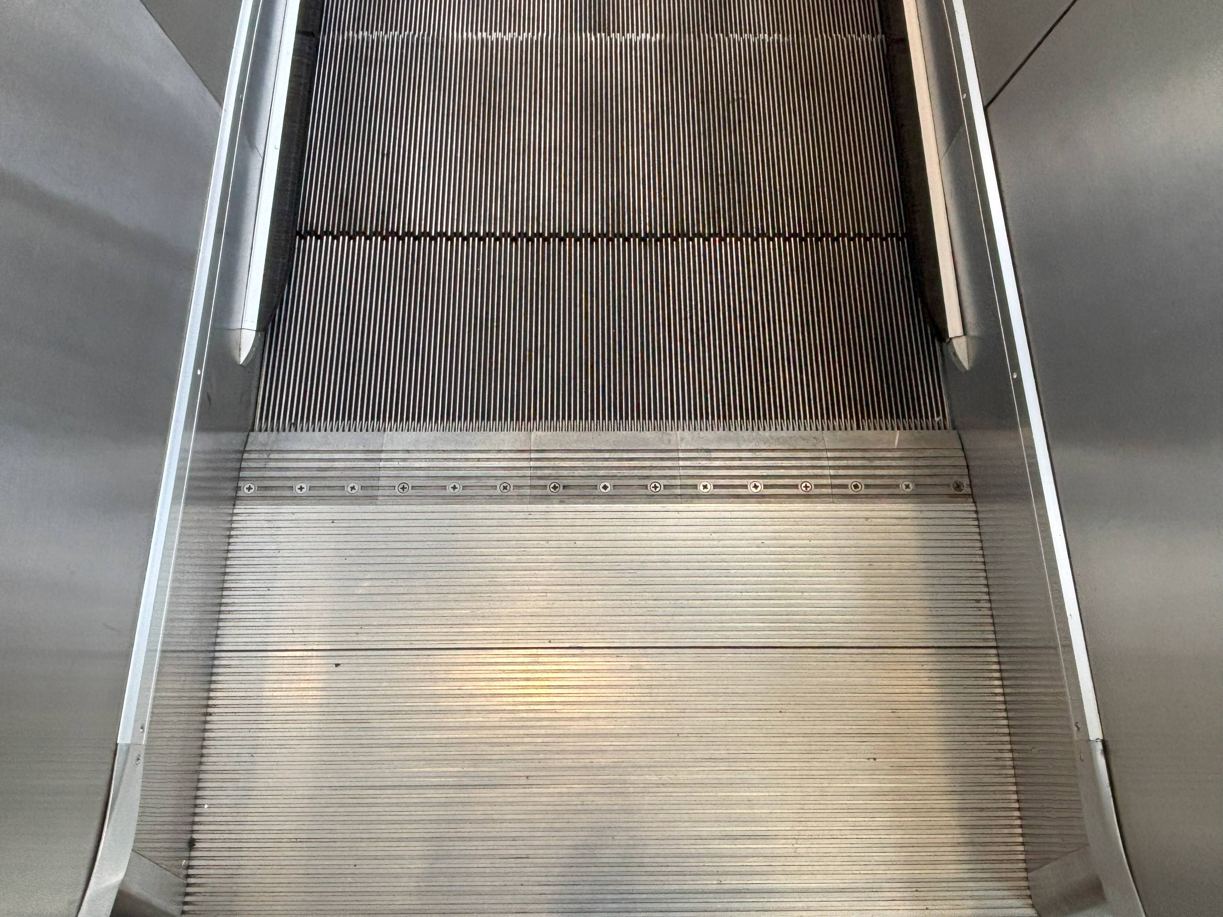 img-escalator-comb-segments-matching-colors